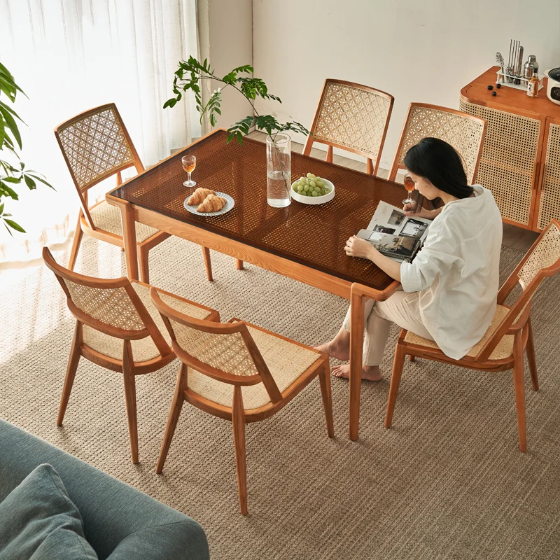 Обеденный стол, небольшая мебель из ротанга, мебель из массива дерева, стол, минималистичное сочетание обеденного стола и стула из необработанного дерева